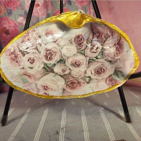 DECOUPAGE CLAM SHELL DECOUPAGE PINK ROSES ON A CLAM SHELL TRINKET DISH - Picture 1 of 10